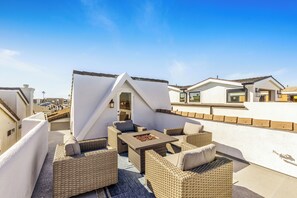 Outdoor dining - Luxury & Location! Always Summer!  New! (Newport Beach)