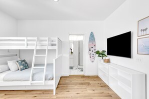 Escritorio, tabla de planchar con plancha, wifi y ropa de cama 
