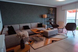 TV - Casa 'La Marisol Ribeira' with Sea Views, Private Terrace and Wi-Fi (A Coruña)