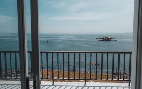 Casa 'La Marisol Ribeira' with Sea Views, Private Terrace and Wi-Fi