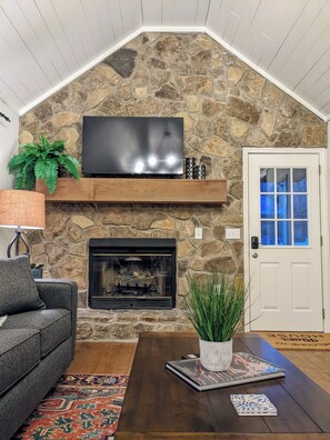 Smart TV, books - River House~Waterfront~Complementary Kayaks~Dock (Chattanooga)