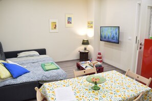 Iron/ironing board, WiFi, bed sheets - Quiet accommodation near the station with bicycles included (Sanremo)
