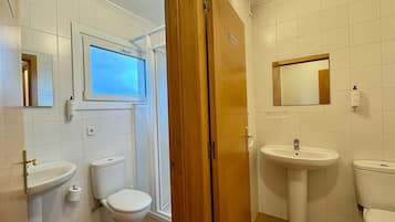 Familie vierpersoonskamer | Badkamer