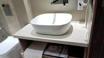 Deluxe Double Room | Bathroom