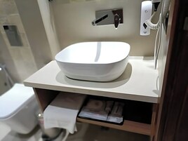 Habitación Deluxe doble | Baño | Ducha y bañera combinadas y artículos de higiene personal gratuitos