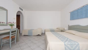 Un dormitorio con dos camas, un escritorio y una silla.