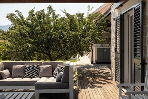 Terrace/patio - *NEW*Exclusive country house with flair in Dalmatia. Ideal for friends and families! (Umljanovići)