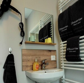 Hair dryer, towels, soap, shampoo - Elbquartier AltesLand - Apartment 3 (Hollern-Twielenfleth)
