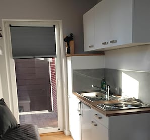 Kühlschrank, Ofen, Herdplatte, Wasserkocher mit Kaffee-/Teezubehör