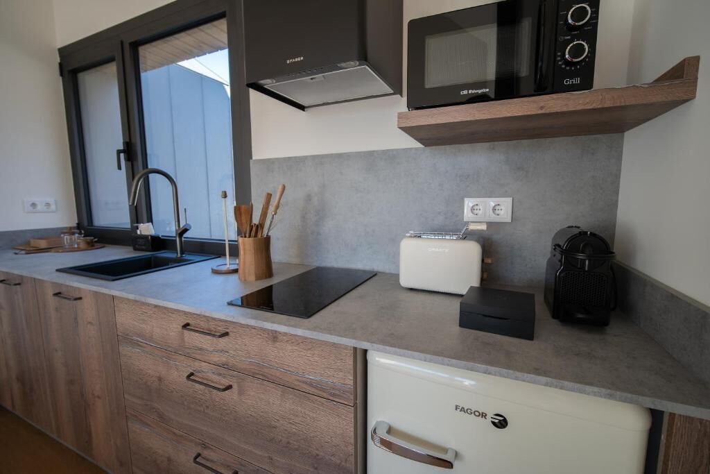 Una cocina moderna con microondas, tostadora y lavavajillas integrados.