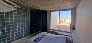 3 habitaciones, tabla de planchar con plancha y cuna de viaje 
