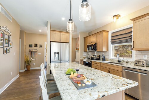 Modern New Construction ~ Private Hot Tub, Fire Pit, Gas Grill
