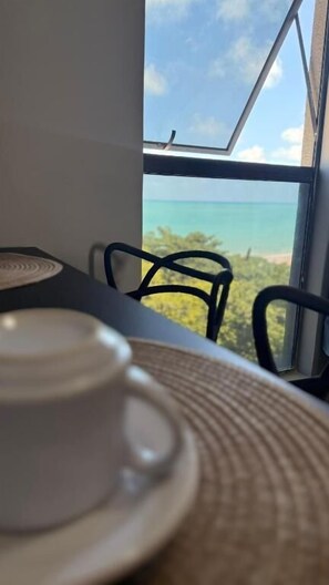 Estúdio luxo, ar-condicionado, vista para a praia | Opções para refeição