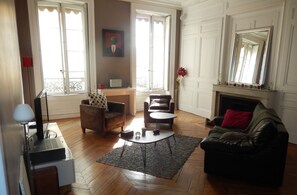 Living area - 100 m² apartment in the heart of LYON - Free private parking - 3 beds (160/140). (Lyon)