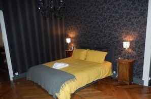 Iron/ironing board, Internet, bed sheets - 100 m² apartment in the heart of LYON - Free private parking - 3 beds (160/140). (Lyon)