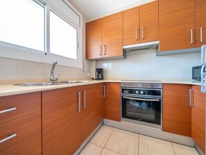 Fridge, microwave, oven, coffee/tea maker - Sea view apartment with balcony - 4 guests (Torredembarra)
