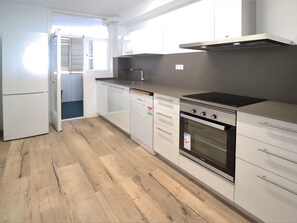 Kühlschrank, Mikrowelle, Ofen, Geschirrspüler
