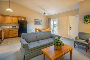 TV, fireplace, DVD player - Shenandoah Villas One Bedroom Townhome (Mc Gaheysville)