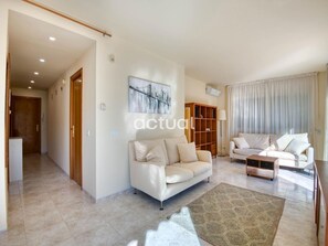 Interior - Modern apartment 400m from beach with pool, WiFi, parking and terrace (Platja d'Aro)