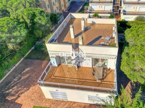 A multi-story building with a rooftop terrace, a staircase, and a glass door entrance. - Modern apartment 400m from beach with pool, WiFi, parking and terrace (Platja d'Aro)