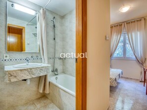 Bathroom - Modern apartment 400m from beach with pool, WiFi, parking and terrace (Platja d'Aro)
