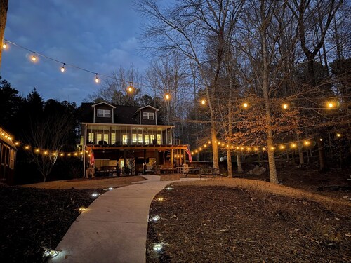 Come be 'Together at the Lake' at our family home with a private boat ramp!