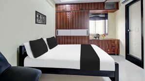 Ein Schlafzimmer mit einem Bett, einem Schreibtisch und einer Klimaanlage.