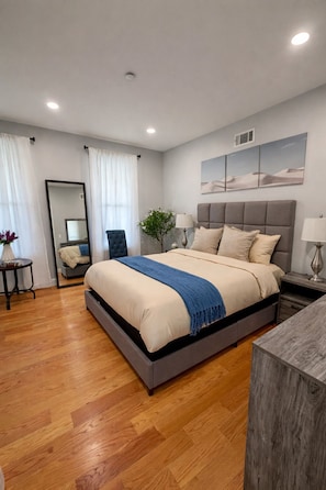 1 dormitorio, tabla de planchar con plancha, wifi y ropa de cama