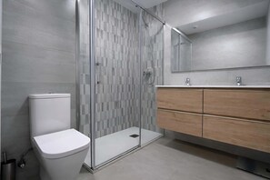 Douche, sèche-cheveux, serviettes fournies, savon