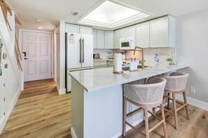 Apartment (2 Bedrooms) | Interior - Beachfront! Indian Rocks Beach Condo w/ Balcony (Indian Rocks Beach)