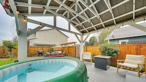 An outdoor pool area with a covered patio, a barbecue setup, and outdoor seating. - Patio Oasis! Contemporary Tacoma Hideout (Tacoma)