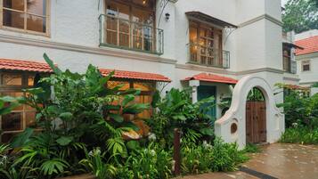 تفاصيل الفندق من الخارج