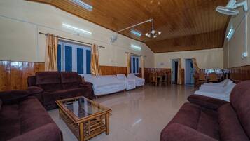 Deluxe Double Room | Living area