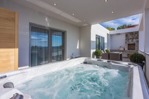 Terrace/patio - Modern vacation home with whirlpool surrounded by greenery (Crikvenica)