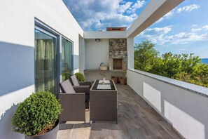 Terrace/patio - Modern vacation home with whirlpool surrounded by greenery (Crikvenica)