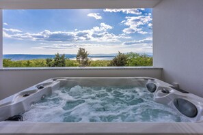 Outdoor spa tub - Modern vacation home with whirlpool surrounded by greenery (Crikvenica)