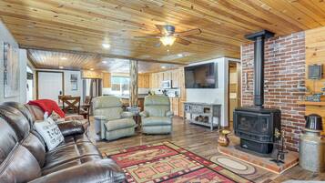 House (3 Bedrooms) | Interior