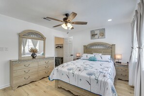 Interior - 1/2 Mi to Sylvan Beach Park! Chic Townhome w/ Yard (La Porte)