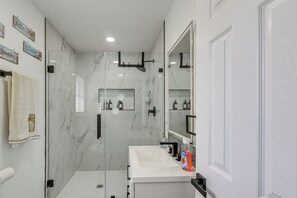 Apartment (3 Bedrooms) | Interior - 1/2 Mi to Sylvan Beach Park! Chic Townhome w/ Yard (La Porte)