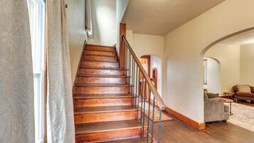 House (5 Bedrooms) | Interior