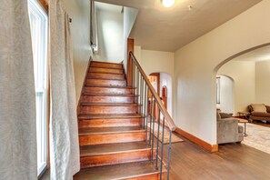 House (5 Bedrooms) | Interior