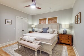 A bedroom with a bed, a bench, a nightstand, and a ceiling fan. - 9 Mi to Georgia Southern University: Family Escape (Brooklet)