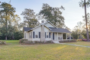 A single-story house with a front porch, a chimney, and a well-maintained lawn. - 9 Mi to Georgia Southern University: Family Escape (Brooklet)
