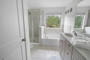Hair dryer, towels, soap, toilet paper - Close to Airport/Private Patio/Full kitchen (Atlanta)
