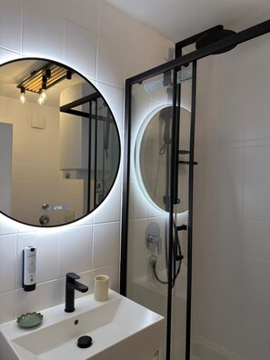 Shower, hair dryer, towels, shampoo - Boutique-Apartment im Zentrum (Oberstdorf)