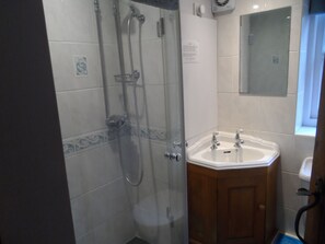 Een douche, een haardroger, handdoeken, zeep
