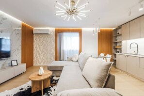 TV - Urban Chic Apartment | Terrace & View by PikHost (Tiranë)