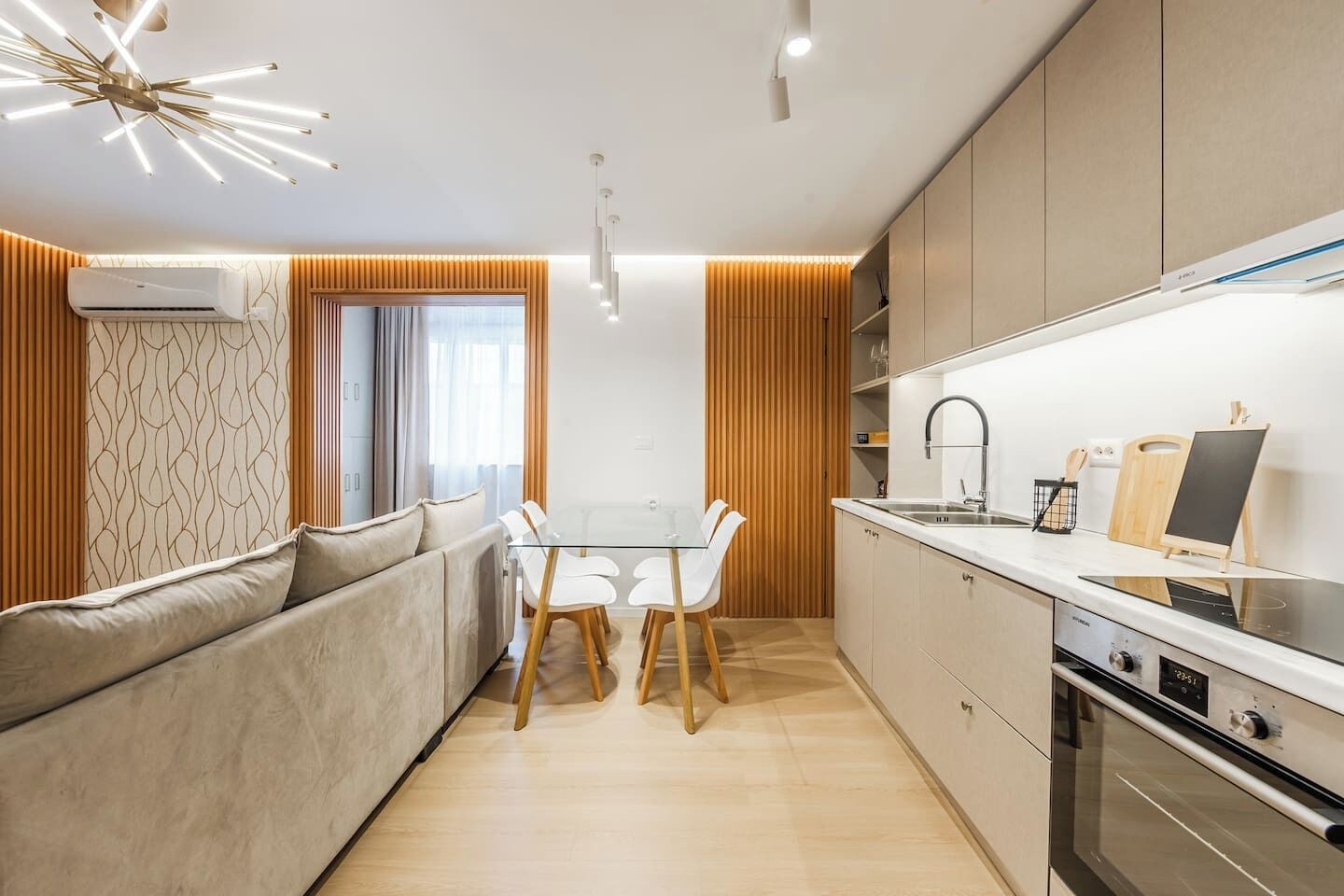 Fridge, oven, stovetop, coffee/tea maker