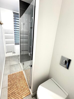 Haartrockner, Handtücher, Seife, Toilettenpapier