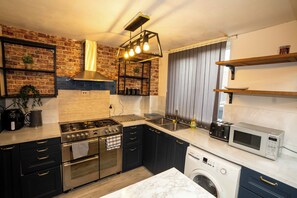 Microwave, oven, stovetop - Family & Contractors| 3BR| 6 Min to i54| garden with free parking (Wolverhampton)